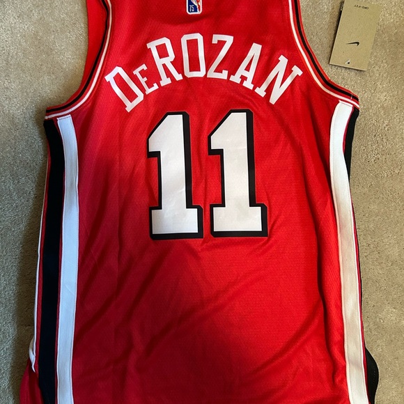 Never worn 75th anniversary Chicago Bulls Demar Derozan jersey. - Picture 5 of 6
